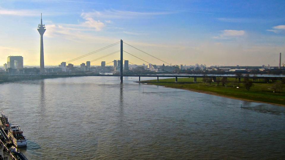 Blick über den Rhein auf das Stadttor, den Fernsehturm und die Brücke in Düsseldorf