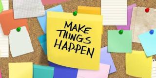 Pinnwand mit Post-Its und einem das sagt "Make things happen"