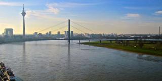 Blick über den Rhein auf das Stadttor, den Fernsehturm und die Brücke in Düsseldorf