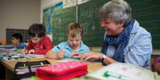 Lehrerin und Kinder in Unterrichtssituation 