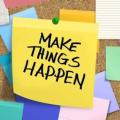 Pinnwand mit Post-Its und einem das sagt "Make things happen"