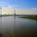 Blick über den Rhein auf das Stadttor, den Fernsehturm und die Brücke in Düsseldorf
